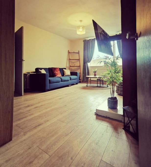 Entire 1 Bed Spacious Apartment, Private Balcony & Study Room Near City Whitehouse  エクステリア 写真