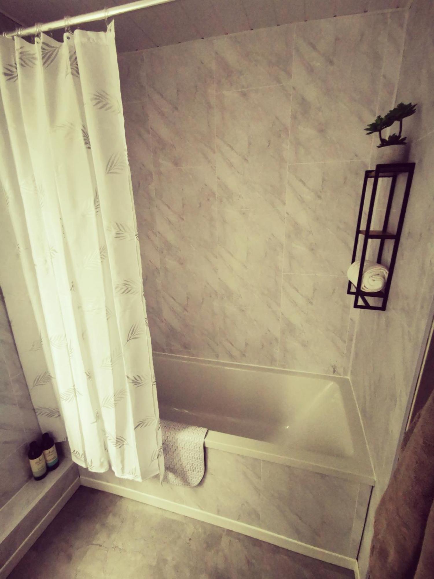 Entire 1 Bed Spacious Apartment, Private Balcony & Study Room Near City Whitehouse  エクステリア 写真